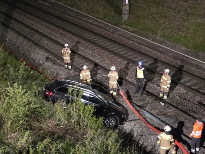 Die Feuerwehr barg das Auto.