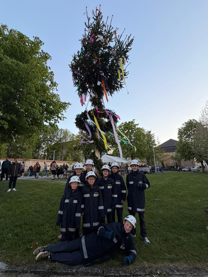 Dank der Feuerwehrjugend gibt es einen kleinen Maibaum in der Gemeinde.