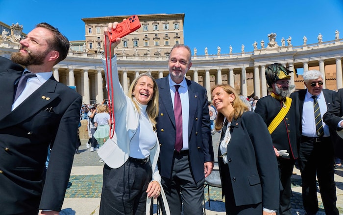 Selfie-Time: Christian und Karl Habsburg mit Camilla Habsburg-Lothringen (re.).