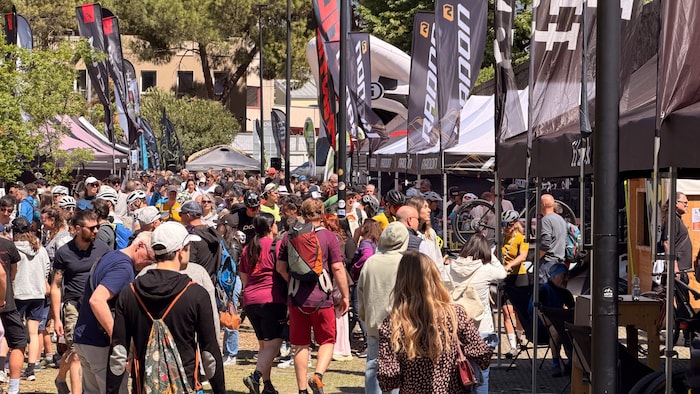 Tausende Menschen besuchten bereits am ersten Tag das Expo-Gelände.