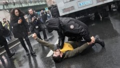 Die Polizei ging an zahlreichen Orten gegen Gruppen vor, die in Istanbul in Richtung ...