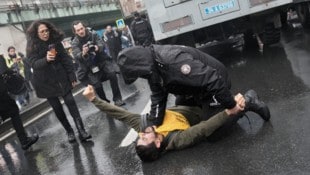 Die Polizei ging an zahlreichen Orten gegen Gruppen vor, die in Istanbul in Richtung ...