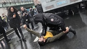 Die Polizei ging an zahlreichen Orten gegen Gruppen vor, die in Istanbul in Richtung ...