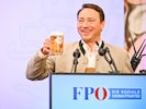 Manfred Haimbuchner beginnt fast alle seine Reden im Bierzelt damit: „Wer Bier trinkt, ...