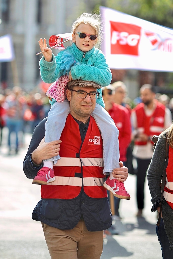 Viele Familien nutzen den schönen Tag für einen Ausflug zum Rathaus. Die Kinderdichte war hoch.