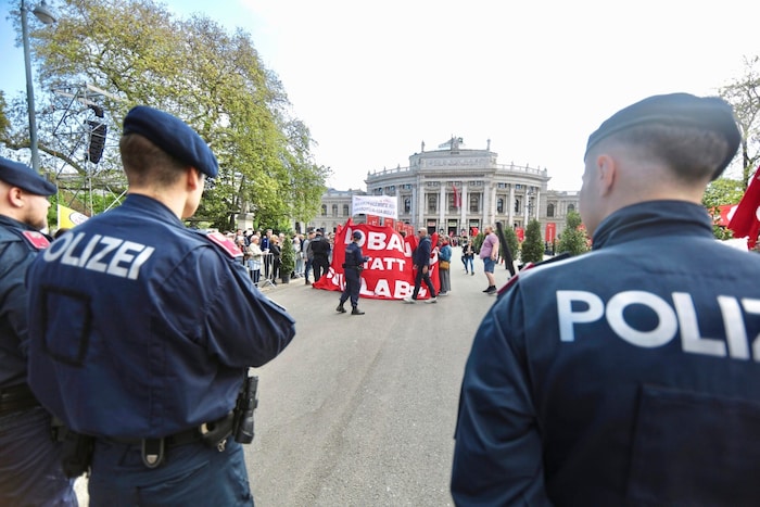 Willkommen war nur die richtige Botschaft: Kritische Transparente wurden höflich aus dem Bild ...