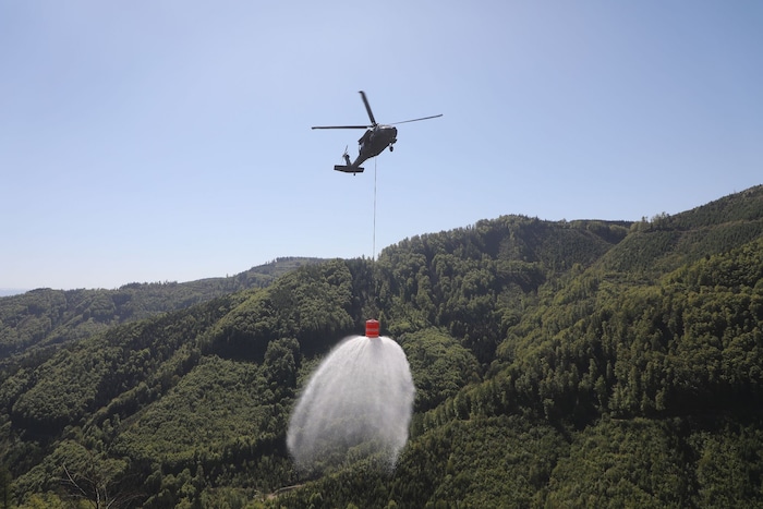 Noch immer steigen die Löschhubschschrauber auf.