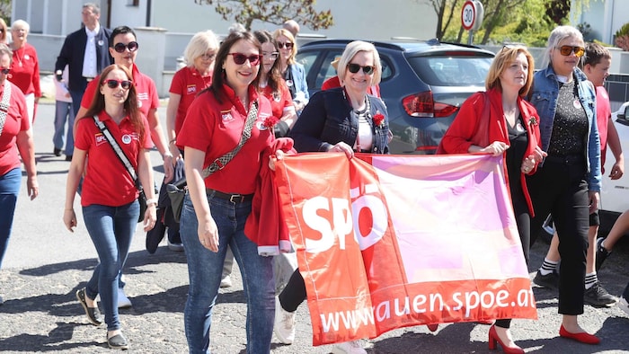 Mit Transparenten ging es zur Feier.