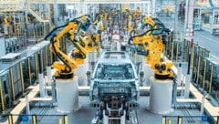 Im Werk von China-Hersteller Chery setzen Roboter die Karosserien zusammen.