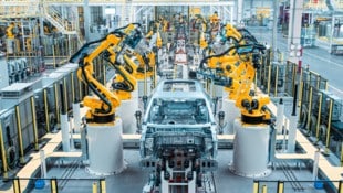 Im Werk von China-Hersteller Chery setzen Roboter die Karosserien zusammen.
