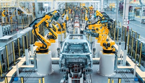 Im Werk von China-Hersteller Chery setzen Roboter die Karosserien zusammen.