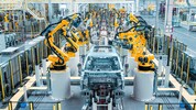 Im Werk von China-Hersteller Chery setzen Roboter die Karosserien zusammen.