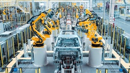 Im Werk von China-Hersteller Chery setzen Roboter die Karosserien zusammen.