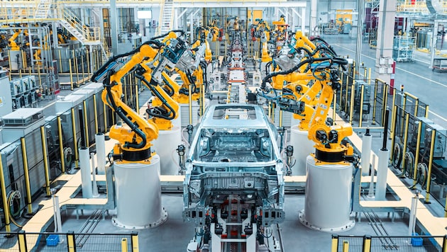 Im Werk von China-Hersteller Chery setzen Roboter die Karosserien zusammen.