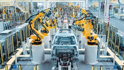 Im Werk von China-Hersteller Chery setzen Roboter die Karosserien zusammen.