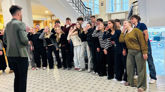 Zur Begrüßung gaben die Schüler der 21. Schule ihre Gesangskünste zum besten.