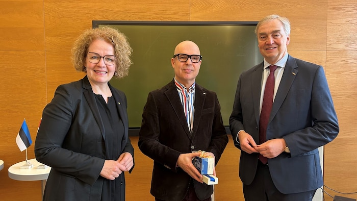 Christiane Teschl-Hofmeister und Christian Moser (re.) gemeinsam mit Meelis Kond, dem Direktor ...
