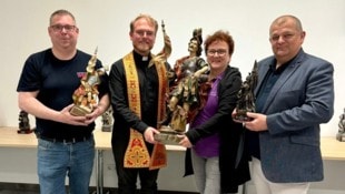 Wirtin Jutta Schippany überlässt ihre große Statue des Heiligen der Feuerwehr und deren ...
