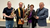 Wirtin Jutta Schippany überlässt ihre große Statue des Heiligen der Feuerwehr und deren ...