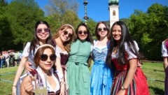 Dirndl-Pracht vor Kirche und Maibaum in Aigen
