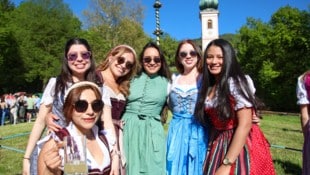 Dirndl-Pracht vor Kirche und Maibaum in Aigen