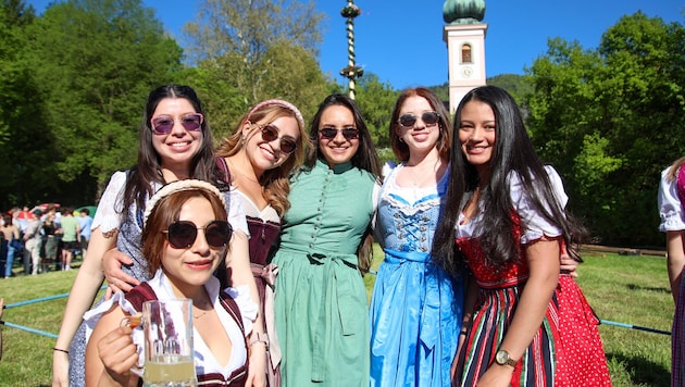 Dirndl-Pracht vor Kirche und Maibaum in Aigen