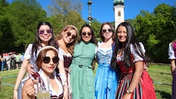 Dirndl-Pracht vor Kirche und Maibaum in Aigen