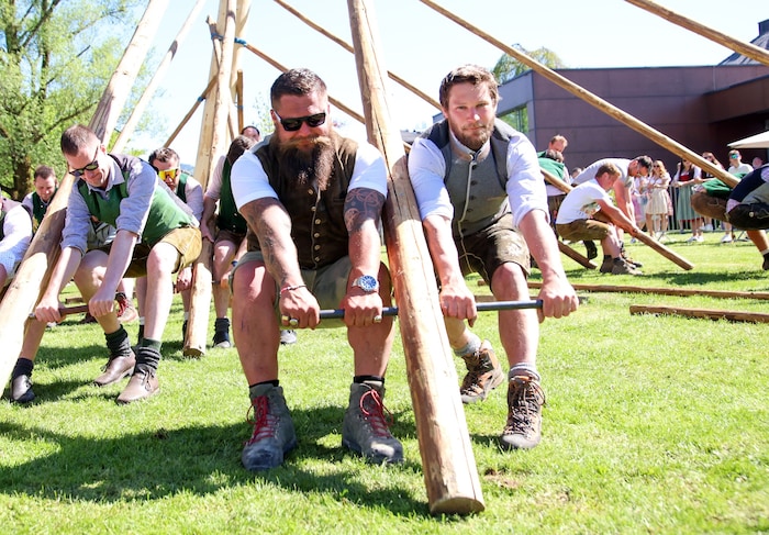 Simon und Martin packten bei der Landjugend Grödig an