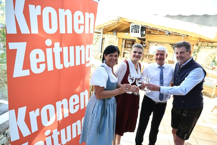 „Zapfenhof“-Wirtsleute Ingrid und Hansjörg Eberharter und Tochter mit ...