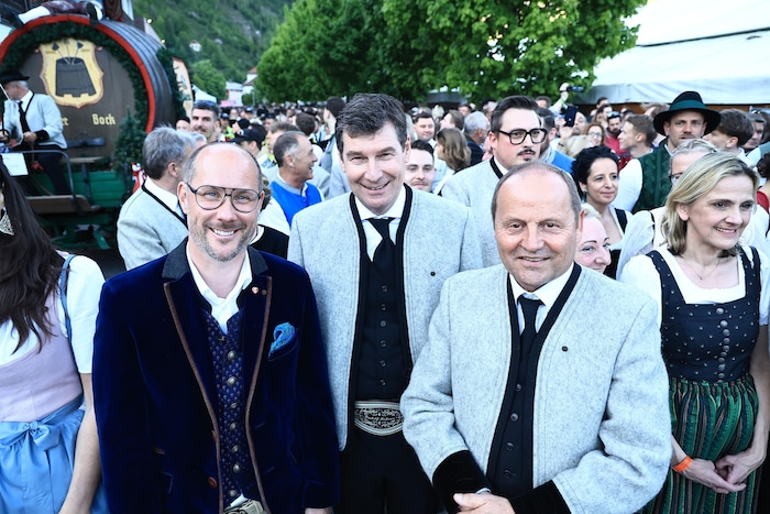 LR Mario Gerber, Martin Lechner (Zillertal Bier) und LHStv. Josef Geisler (v. Li.).