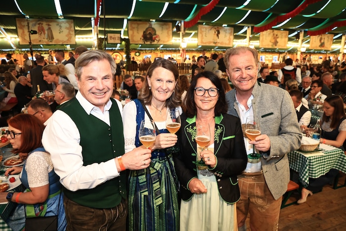Johannes Mitterer (rechts, Kitzhof) mit Frau Cornelia, Anton Bodner (Kitzbühler Bergbahnen) mit ...