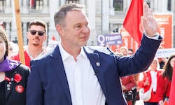 SPÖ-Chef und Vizekanzler Babler beim Maiaufmarsch der SPÖ in Wien