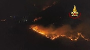 Ein großer Brand tobt in der italienischen Toskana.