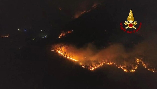 Ein großer Brand tobt in der italienischen Toskana.