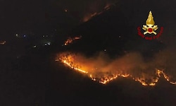Ein großer Brand tobt in der italienischen Toskana.