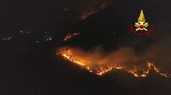 Ein großer Brand tobt in der italienischen Toskana.