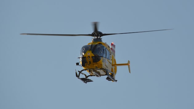 Der 14-jährige Mopedlenker musste ins Spital geflogen werden (Symbolbild) .
