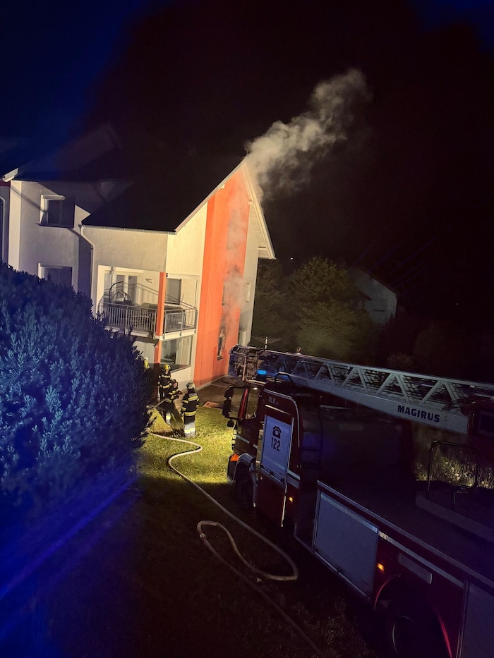 Mit zehn Fahrzeugen rückten die Einsatzkräfte an.