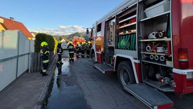 Mehr als 40 Feuerwehrmitglieder rückten zum Kellerbrand aus.