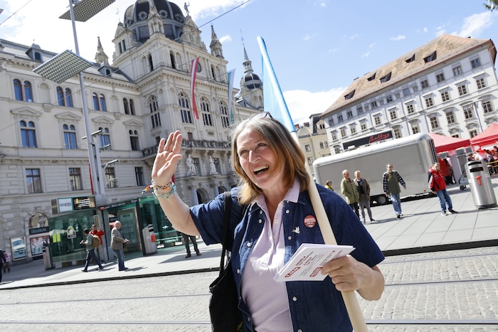 Elke Kahr am 1. Mai vor ihrem Arbeitsplatz, dem Rathaus.