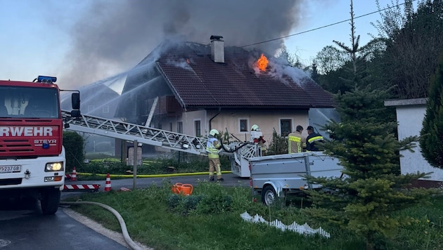Flammen schlugen aus dem Dach des Wohnhauses.