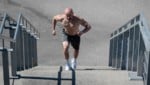 Lukas Grigorescu zeigt, wie man Stufen effektiv ins Training inkludiert.