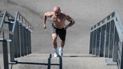 Lukas Grigorescu zeigt, wie man Stufen effektiv ins Training inkludiert.