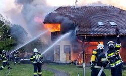 Etwa 100 Feuerwehrleute waren im Löscheinsatz. 