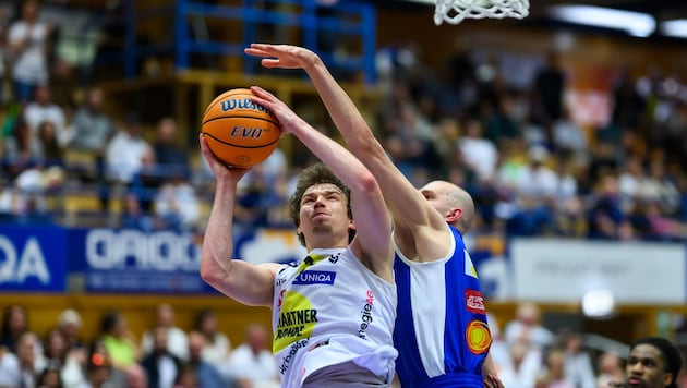 Gmunden (l. Miro Zapf) scheiterte im Viertelfinale an Oberwart (r. Patekar).