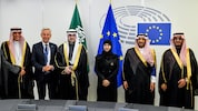 EU-Parlamentarierer Reinhold Lopatka (2.v.li.) mit Mitgliedern der Schura, einer Art ...