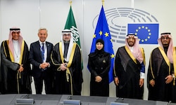 EU-Parlamentarierer Reinhold Lopatka (2.v.li.) mit Mitgliedern der Schura, einer Art ...
