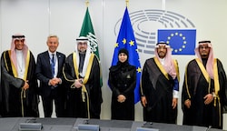EU-Parlamentarierer Reinhold Lopatka (2.v.li.) mit Mitgliedern der Schura, einer Art ...