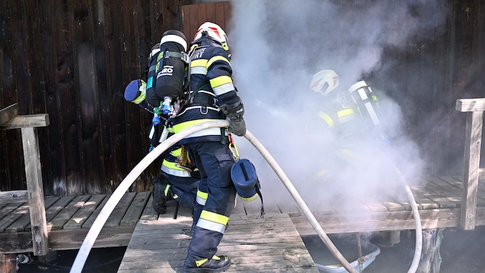 Gemeinsam mit der Feuerwehr wurde das Bootshaus gelöscht.