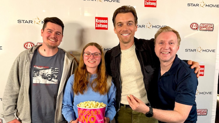 „Krone“-Gewinner Patrick Müller & Sarah Leopoldsberger aus Wels mit Jake Abel und Uli Hölbling ...